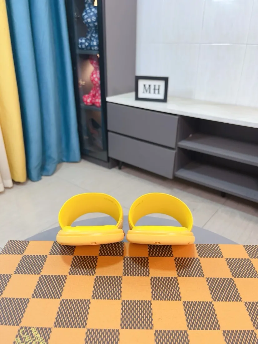 Men's shoes 💰340🌹🌹 (lv-Louis Vuitton) New men's slippers, high-end boutique, exquisite embossed logo decoration on the upper, fine workmanship, super soft soles, casual, loose and comfortable, a must-have in summer! \nsize：38-44